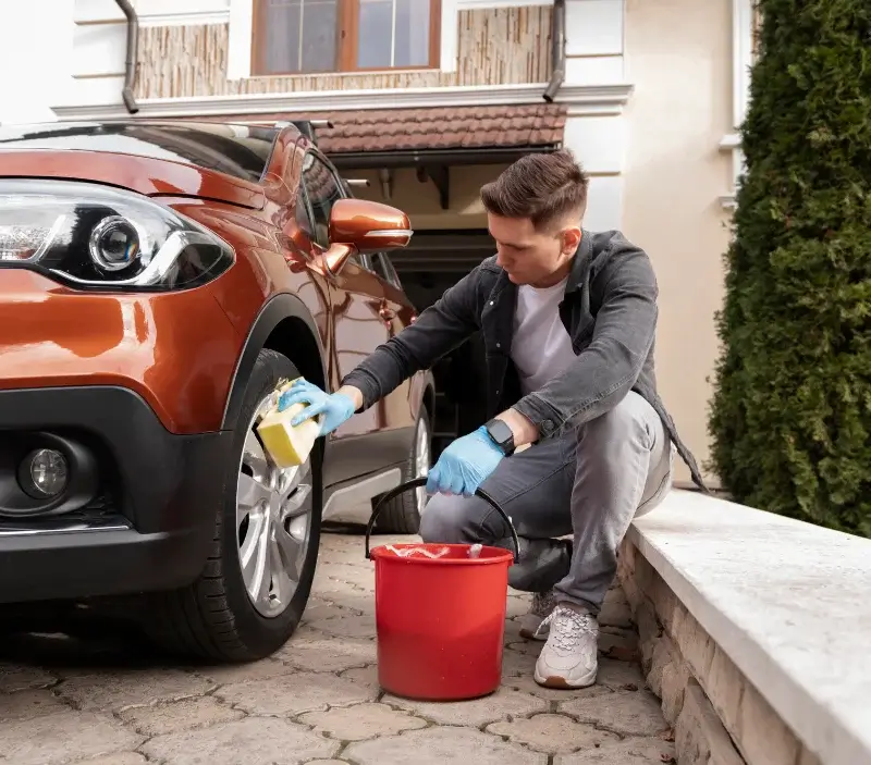Lavage auto à domicile Tilly-sur-Seulles : professionnel intervenant sur un véhicule